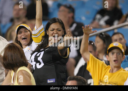 Sep 03, 2009 - Spartanburg, South Carolina, USA - 3. September 2009: Pittsburg Steeler Fans zeigen ihre Unterstützung. Die Pittsburgh Steelers gegen die Carolina Panthers 21-10 bei Bank of America Stadium in Charlotte, North Carolina. (Kredit-Bild: © Margaret Bowles/Southcreek Global/ZUMApress.com) Stockfoto