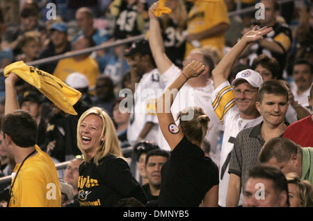 Sep 03, 2009 - Spartanburg, South Carolina, USA - 3. September 2009: Pittsburg Steeler Fans zeigen ihre Unterstützung. Die Pittsburgh Steelers gegen die Carolina Panthers 21-10 bei Bank of America Stadium in Charlotte, North Carolina. (Kredit-Bild: © Margaret Bowles/Southcreek Global/ZUMApress.com) Stockfoto