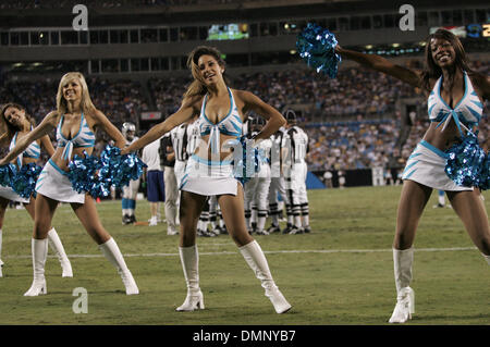 Sep 03, 2009 - Spartanburg, South Carolina, USA - 3. September 2009: Carolina Panther Top Katzen führen Sie für das Publikum. Die Pittsburgh Steelers gegen die Carolina Panthers 21-10 bei Bank of America Stadium in Charlotte, North Carolina. (Kredit-Bild: © Margaret Bowles/Southcreek Global/ZUMApress.com) Stockfoto