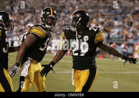 Sep 03, 2009 - Spartanburg, South Carolina, USA - 3. September 2009: Pittsburgh Steelers Sicherheit Ryan Mundy #29 ist von seinen Teamkameraden gratulierte. Die Pittsburgh Steelers gegen die Carolina Panthers 21-10 bei Bank of America Stadium in Charlotte, North Carolina. (Kredit-Bild: © Margaret Bowles/Southcreek Global/ZUMApress.com) Stockfoto