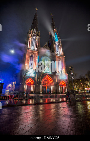 Niederlande, Eindhoven, Lichterfest GLOW 2013 genannt. Projekt das Auge der Zeit vom französischen Künstler Gruppe zehn Coz. Kirche Stockfoto