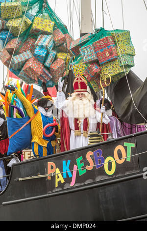 Niederlande, Loosdrecht, Saint Nicholas Vorabend am 5. Dezember. Ankunft des Heiligen mit schwarzen Petes durch Dampfer Stockfoto