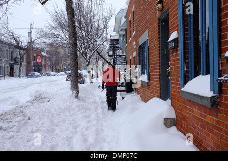 Menschen zu Fuß durch die Innenstadt von Montreal mit ihrer Langlauf-Ski. Stockfoto