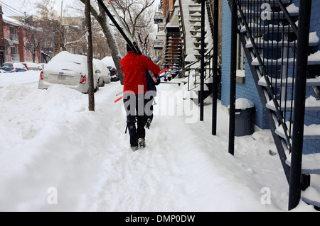 Menschen zu Fuß durch die Innenstadt von Montreal mit ihrer Langlauf-Ski. Stockfoto