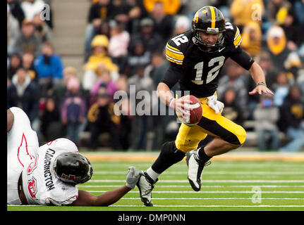 1. Oktober 2009 - Iowa City, Iowa, USA - 3. Oktober 2009: Iowa Ricky Stanzi ausgelöst von Arkansas State Alex Carrington während der Spielaktion in der zweiten Hälfte des NCAA Football-Spiel zwischen den Arkansas Zustand Rot Wölfe und die Iowa Hawkeyes Kinnick Stadium in Iowa City, IA. (Kredit-Bild: © Louis Brems/Southcreek Global/ZUMApress.com) Stockfoto