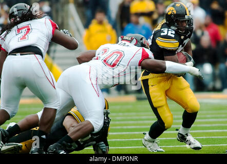 1. Oktober 2009 - Iowa City, Iowa, USA - 3. Oktober 2009: Iowa ist Adam Robinson, versucht, zurück zu der Mitte geschnitten, als Arkansas Staaten Michael Adams während der Spielaktion im zweiten Halbjahr eine NCAA Football-Spiel zwischen den Arkansas Zustand Rot Wölfe und die Iowa Hawkeyes Kinnick Stadium in Iowa City, IA wickelt ihn auf (Kredit-Bild: © Louis Brems/Southcreek Global/ZUMApress.com) Stockfoto