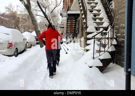 Menschen zu Fuß durch die Innenstadt von Montreal mit ihrer Langlauf-Ski. Stockfoto