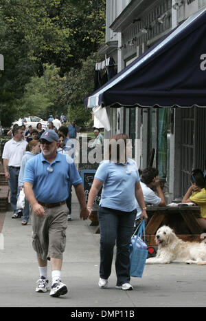 11. Oktober 2009 - Chapel Hill, North Carolina, USA - 10. Oktober 2009: Franklin Street in der Innenstadt von Chapel Hill am Spieltag. Die North Carolina Tarheels besiegt die Georgia Southern Eagles 42-12 Kenan Stadium in Chapel Hill, North Carolina. (Kredit-Bild: © Margaret Bowles/Southcreek Global/ZUMApress.com) Stockfoto