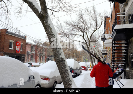 Menschen zu Fuß durch die Innenstadt von Montreal mit ihrer Langlauf-Ski. Stockfoto