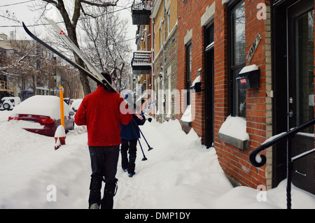 Menschen zu Fuß durch die Innenstadt von Montreal mit ihrer Langlauf-Ski. Stockfoto