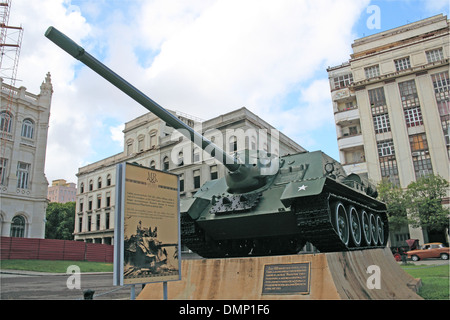 SU-100 Modell 1969 Tank außerhalb Museo De La Revolución, Alt-Havanna (La Habana Vieja), Kuba, Karibik, Mittelamerika Stockfoto