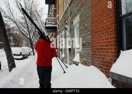 Menschen zu Fuß durch die Innenstadt von Montreal mit ihrer Langlauf-Ski. Stockfoto