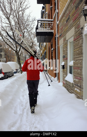 Menschen zu Fuß durch die Innenstadt von Montreal mit ihrer Langlauf-Ski. Stockfoto