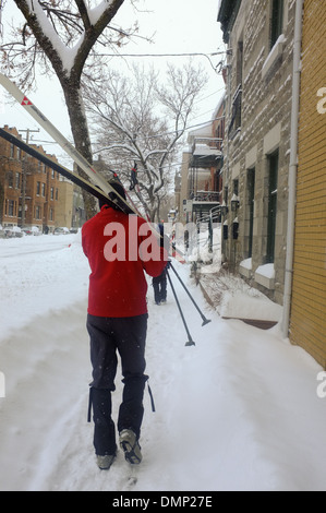 Menschen zu Fuß durch die Innenstadt von Montreal mit ihrer Langlauf-Ski. Stockfoto