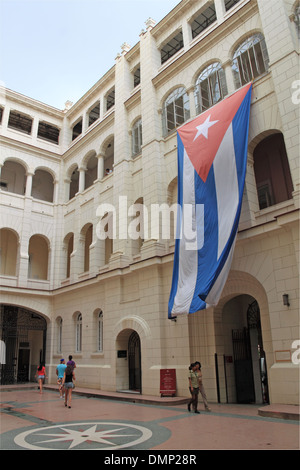 Kubanische Flagge im Museo De La Revolución Hof, Alt-Havanna (La Habana Vieja), Kuba, Karibik, Mittelamerika Stockfoto