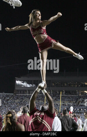 24. Oktober 2009 - Chapel Hill, North Carolina, USA - 22. Oktober 2009: Florida State Cheerleader ist das Publikum Aufwärmen. Die Florida State Seminoles besiegte die University of North Carolina-Tarheels 30-27 Kenan Stadium in Chapel Hill, North Carolina. (Kredit-Bild: © Margaret Bowles/Southcreek Global/ZUMApress.com) Stockfoto