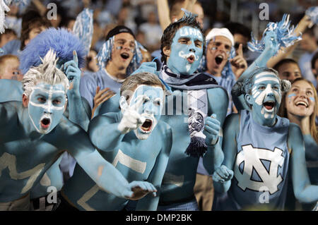 24. Oktober 2009 - Chapel Hill, North Carolina, USA - 22. Oktober 2009: University of North Carolina fans jubeln für ihr Team. Die Florida State Seminoles besiegte die University of North Carolina-Tarheels 30-27 Kenan Stadium in Chapel Hill, North Carolina. (Kredit-Bild: © Margaret Bowles/Southcreek Global/ZUMApress.com) Stockfoto