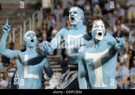 24. Oktober 2009 - Chapel Hill, North Carolina, USA - 22. Oktober 2009: University of North Carolina fans jubeln für ihr Team. Die Florida State Seminoles besiegte die University of North Carolina-Tarheels 30-27 Kenan Stadium in Chapel Hill, North Carolina. (Kredit-Bild: © Margaret Bowles/Southcreek Global/ZUMApress.com) Stockfoto