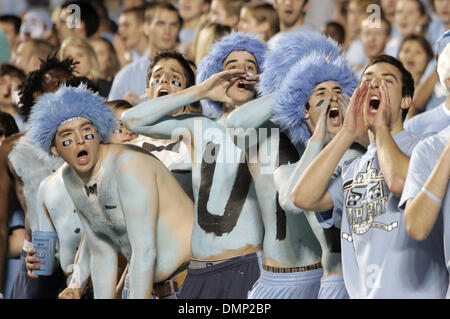 24. Oktober 2009 - Chapel Hill, North Carolina, USA - 22. Oktober 2009: University of North Carolina fans jubeln für ihr Team. Die Florida State Seminoles besiegte die University of North Carolina-Tarheels 30-27 Kenan Stadium in Chapel Hill, North Carolina. (Kredit-Bild: © Margaret Bowles/Southcreek Global/ZUMApress.com) Stockfoto