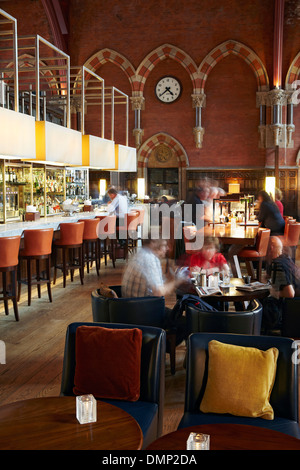 Bar und Lounge-Bereich im Restaurant Gilbert Scott, ehemaliger Wartesaal im Bahnhof St Pancras, London, UK Stockfoto