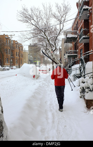 Menschen zu Fuß durch die Innenstadt von Montreal mit ihrer Langlauf-Ski. Stockfoto