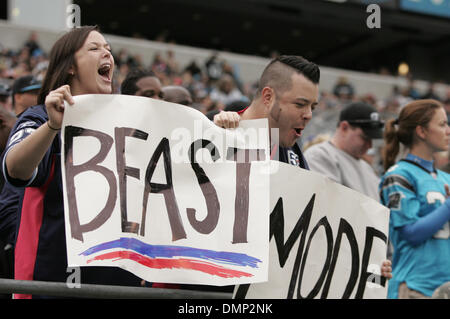 25. Oktober 2009 - Charlotte, North Carolina, USA - 25. Oktober 2009: Buffalo Bills-Fans feiern Sieg über die Panthers. Die Buffalo Bills besiegte die Carolina Panthers 20-9 bei Bank of America Stadium in Charlotte, North Carolina. (Kredit-Bild: © Margaret Bowles/Southcreek Global/ZUMApress.com) Stockfoto