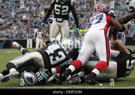 25. Oktober 2009 - Charlotte, North Carolina, USA - 25. Oktober 2009: The Carolina Panthers defense Tackle Buffalo Bills Runningback Fred Jackson #22 in der Endzone für eine Sicherheit.  Die Buffalo Bills besiegte die Carolina Panthers 20-9 bei Bank of America Stadium in Charlotte, North Carolina. (Kredit-Bild: © Margaret Bowles/Southcreek Global/ZUMApress.com) Stockfoto