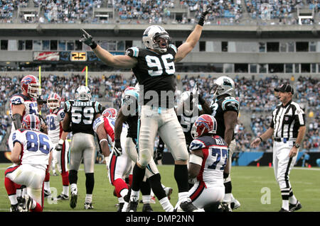 25. Oktober 2009 - Charlotte, North Carolina, USA - 25. Oktober 2009: Carolina Panthers defensive End Tyler Brayton #96 feiert eine Sicherheit im zweiten Quartal gegen die Rechnungen. Die Buffalo Bills besiegte die Carolina Panthers 20-9 bei Bank of America Stadium in Charlotte, North Carolina. (Kredit-Bild: © Margaret Bowles/Southcreek Global/ZUMApress.com) Stockfoto