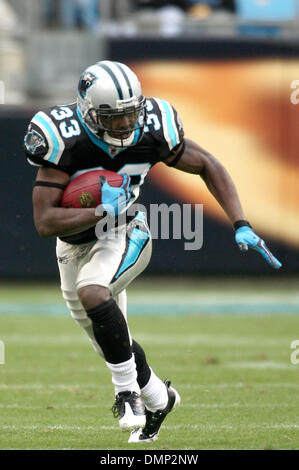 25. Oktober 2009 - Charlotte, North Carolina, USA - 25. Oktober 2009: Carolina Panthers Runningback Mike Goodson #33 bringt den Ball auf einen Kickoff-Return. Die Buffalo Bills besiegte die Carolina Panthers 20-9 bei Bank of America Stadium in Charlotte, North Carolina. (Kredit-Bild: © Margaret Bowles/Southcreek Global/ZUMApress.com) Stockfoto