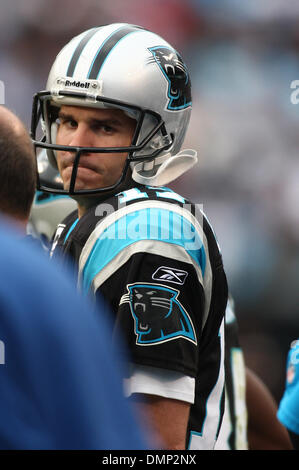25. Oktober 2009 - Charlotte, North Carolina, USA - 25. Oktober 2009: Carolina Panthers Quarterback Jake Delhomme #17 äußert seine Enttäuschung über drei Interceptions gegen die Rechnungen. Die Buffalo Bills besiegte die Carolina Panthers 20-9 bei Bank of America Stadium in Charlotte, North Carolina. (Kredit-Bild: © Margaret Bowles/Southcreek Global/ZUMApress.com) Stockfoto