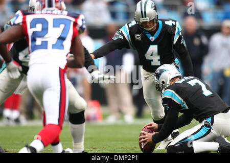 25. Oktober 2009 - Charlotte, North Carolina, USA - 25. Oktober 2009: Carolina Panthers PK Johannes Kasay #4 verpasste zwei Fieldgoals gegen die Rechnungen. Die Buffalo Bills besiegte die Carolina Panthers 20-9 bei Bank of America Stadium in Charlotte, North Carolina. (Kredit-Bild: © Margaret Bowles/Southcreek Global/ZUMApress.com) Stockfoto