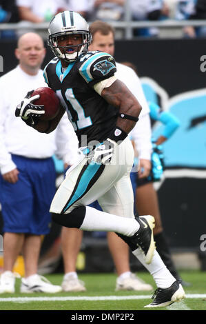 25. Oktober 2009 - Charlotte, North Carolina, USA - 25. Oktober 2009: Carolina Panthers Cornerback Kapitän Atlanta #41 nimmt den Ball Weg von Rechnungen. Die Buffalo Bills besiegte die Carolina Panthers 20-9 bei Bank of America Stadium in Charlotte, North Carolina. (Kredit-Bild: © Margaret Bowles/Southcreek Global/ZUMApress.com) Stockfoto
