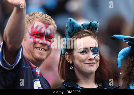 25. Oktober 2009 - Charlotte, North Carolina, USA - 25. Oktober 2009: A Panther-Fan und ein Rechnungen-Fan das Spiel zu genießen. Die Buffalo Bills besiegte die Carolina Panthers 20-9 bei Bank of America Stadium in Charlotte, North Carolina. (Kredit-Bild: © Margaret Bowles/Southcreek Global/ZUMApress.com) Stockfoto