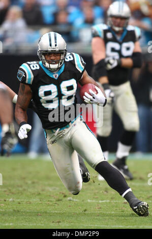 25. Oktober 2009 - Charlotte, North Carolina, USA - 25. Oktober 2009: Carolina Panthers-Tight-End Dante Rosario #88 gewinnt Birdie nach einem Pass-Empfang. Die Buffalo Bills besiegte die Carolina Panthers 20-9 bei Bank of America Stadium in Charlotte, North Carolina. (Kredit-Bild: © Margaret Bowles/Southcreek Global/ZUMApress.com) Stockfoto