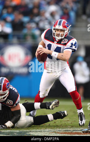 25. Oktober 2009 - Charlotte, North Carolina, USA - 25. Oktober 2009: Buffalo Bills quarterback Ryan Fitzpatrick #14 klettert nach unter Druck gesetzt von den Panthers. Die Buffalo Bills besiegte die Carolina Panthers 20-9 bei Bank of America Stadium in Charlotte, North Carolina. (Kredit-Bild: © Margaret Bowles/Southcreek Global/ZUMApress.com) Stockfoto