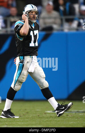 25. Oktober 2009 - Charlotte, North Carolina, USA - 25. Oktober 2009: Carolina Panthers Quarterback Jake Delhomme #17 Wanderungen abseits des Feldes nach dem werfen seine zweite Abhören im Spiel. Die Buffalo Bills besiegte die Carolina Panthers 20-9 bei Bank of America Stadium in Charlotte, North Carolina. (Kredit-Bild: © Margaret Bowles/Southcreek Global/ZUMApress.com) Stockfoto