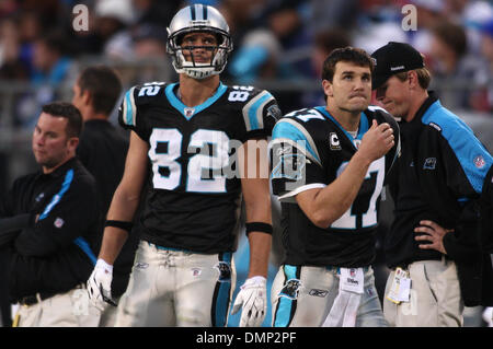 25. Oktober 2009 - Charlotte, North Carolina, USA - 25. Oktober 2009: Carolina Panthers Quarterback Jake Delhomme #17 eine Wiederholung seines zweiten abfangen geworfen als seine Teamkollegen Carolina Panthers-Tight-End Gary Barnidge #82 Uhren kann seine Enttäuschung nicht verbergen.  Die Buffalo Bills besiegte die Carolina Panthers 20-9 bei Bank of America Stadium in Charlotte, North Carolina. (Kredit Imag Stockfoto