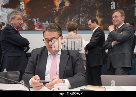 Berlin, Deutschland. 16. Dezember 2013. Vorsitzender der SPD Sigmar Gabriel besucht ein Treffen der Fraktion der SPD im Bundestag in Berlin, Deutschland, 16. Dezember 2013. Bezeichneten Fraktionsvorsitzender im deutschen "Bundestag" Parlament der SPD Thomas Oppermann (zurück. (R) und stellvertretender Fraktionsvorsitzender der SPD Joachim Poss (BACK-L) sind Seenin Hintergrund. Foto: MAURIZIO GAMBARINI/Dpa/Alamy Live News Stockfoto