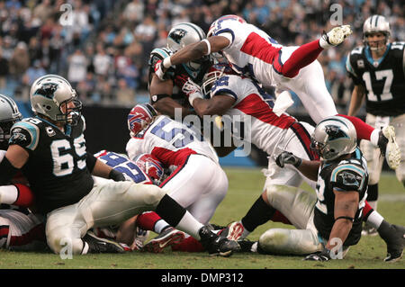 25. Oktober 2009 - Charlotte, North Carolina, USA - 25. Oktober 2009: Carolina Panthers Runningback, Jonathan Stewart #28 von Rechnungen Verteidigung am 4. nach unten und 1 beendet ist. Die Buffalo Bills besiegte die Carolina Panthers 20-9 bei Bank of America Stadium in Charlotte, North Carolina. (Kredit-Bild: © Margaret Bowles/Southcreek Global/ZUMApress.com) Stockfoto