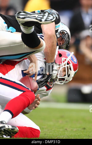 25. Oktober 2009 - Charlotte, North Carolina, USA - 25. Oktober 2009: Carolina Panthers Linebacker Jon Beason #52 Säcke Buffalo Bills quarterback Ryan Fitzpatrick #14. Die Buffalo Bills besiegte die Carolina Panthers 20-9 bei Bank of America Stadium in Charlotte, North Carolina. (Kredit-Bild: © Margaret Bowles/Southcreek Global/ZUMApress.com) Stockfoto
