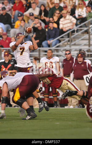 31. Oktober 2009 - Chestnut Hill, Massachusetts, USA - 31. Oktober 2009: Central Michigan Wide Receiver Bryan Anderson macht den Fang während Boston College Cornerback Roderick Rollins geht der Angriff während der Central Michigan Vs Boston College Football-Spiel im Alumni Stadium, Chestnut Hill, MA machen. (Kredit-Bild: © Geoff Bolte/Southcreek Global/ZUMApress.com) Stockfoto