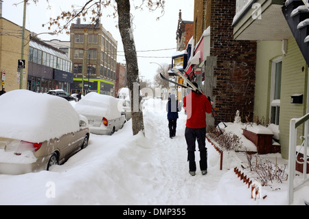 Menschen zu Fuß durch die Innenstadt von Montreal mit ihrer Langlauf-Ski. Stockfoto