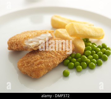 Beer battered Fisch Stücke Chips Erbsen Stockfoto