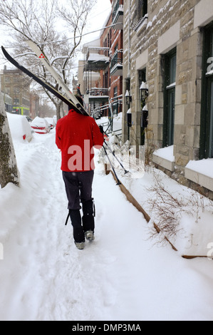 Menschen zu Fuß durch die Innenstadt von Montreal mit ihrer Langlauf-Ski. Stockfoto