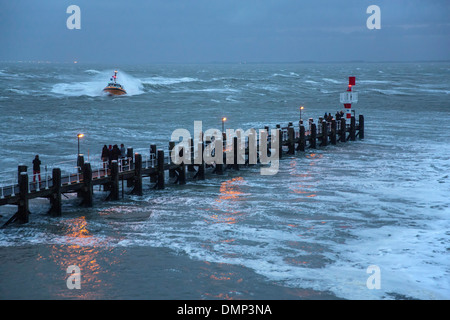 Niederlande, Vlissingen, Pilot Boot zurück zum Hafen vom Meer bei Sturm Stockfoto