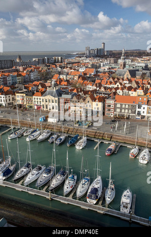 Niederlande, Vlissingen, Luftaufnahme vom Arsenaal Turm auf Altstadt und heutigen Wohnbauten. Stockfoto