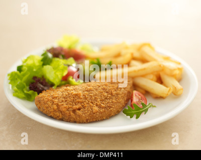 Huhn Fisch Kiew chips Tomaten Salat Stockfoto