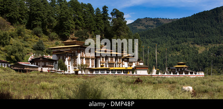 Bhutan, Bumthang Valley, Kurjey Lhakang, Panoramablick über Klostergebäude Stockfoto