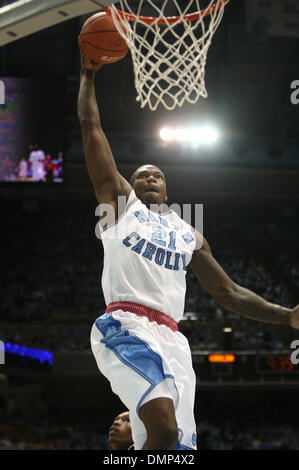 12. November 2009 - Chapel Hill, North Carolina, USA - 9. November 2009: UNC nach vorne geht Deon Thompson #21 in den Layup gegen FIU. Die North Carolina Tarheels besiegt die Florida International Golden Panthers 88-72 bei Dean E. Smith Center in Chapel Hill, North Carolina. (Kredit-Bild: © Margaret Bowles/Southcreek Global/ZUMApress.com) Stockfoto