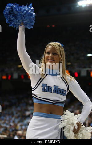 12. November 2009 - Chapel Hill, North Carolina, USA - 9. November 2009: A UNC Cheerleader unterhält das Publikum. Die North Carolina Tarheels besiegt die Florida International Golden Panthers 88-72 bei Dean E. Smith Center in Chapel Hill, North Carolina. (Kredit-Bild: © Margaret Bowles/Southcreek Global/ZUMApress.com) Stockfoto